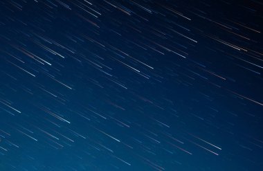 koyu mavi gökyüzünde startrails