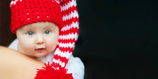 Bebê no chapéu vermelho — Fotografia de Stock