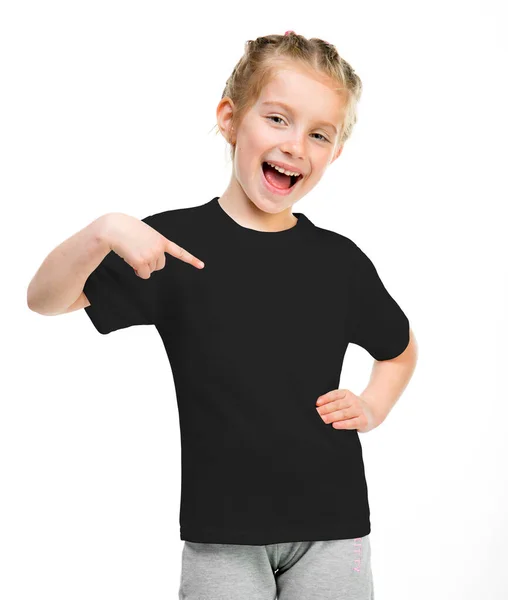 Söt liten flicka på svart t-shirt — Stockfoto