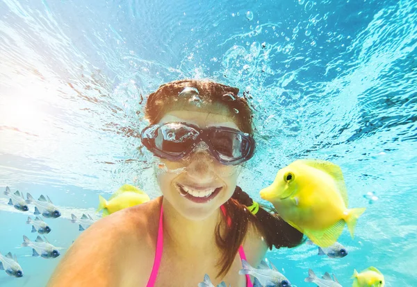 Smiling girl swimming underwater in pool — Stock Photo, Image