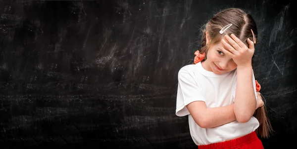 Klein meisje op de achtergrond van schoolbestuur — Stockfoto