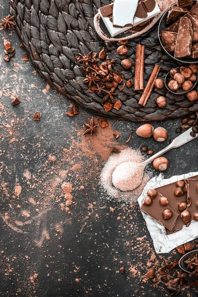 Chocolate, cacao y varias especias en la mesa — Foto de Stock