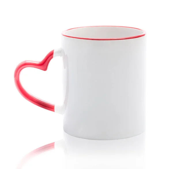 Белая чашка с красной ручкой в форме сердца — стоковое фото
