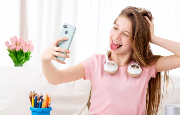 Teenager macht Selfie am Telefon — Stockfoto