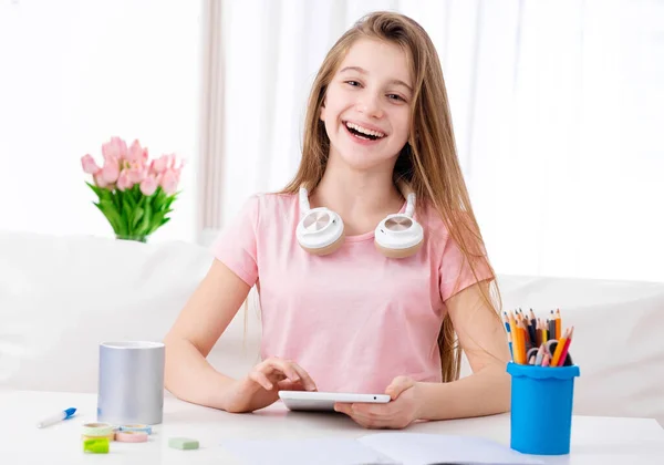 Lindo adolescente trabajando con su tableta personal — Foto de Stock