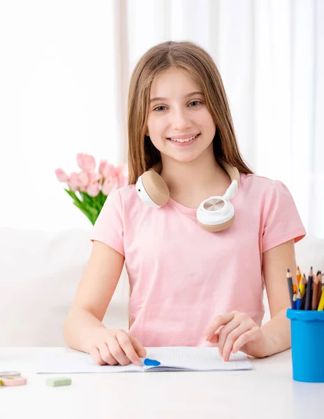 Aprendizaje femenino — Foto de Stock