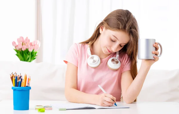 Tiener bereidt zich voor op examen — Stockfoto