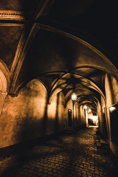 Luce dalla lampada e le ombre nel misterioso corridoio in vecchia prigione — Foto Stock