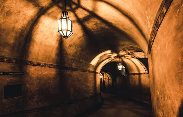 Corridoio misterioso nel vecchio sotterraneo — Foto Stock