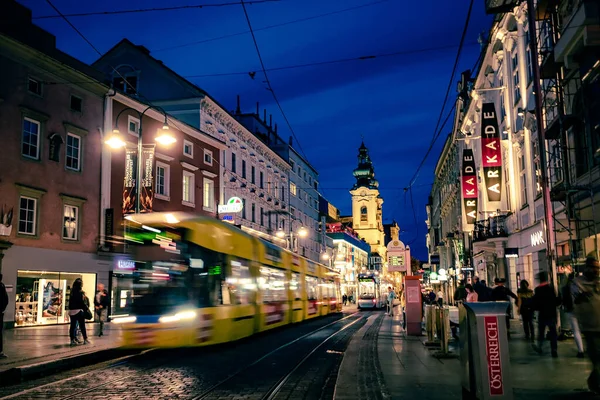 Spårväg vid stadsgatan — Stockfoto