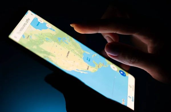 Cerrar la mano chica utilizando el teléfono inteligente con la aplicación de Google Maps — Foto de Stock