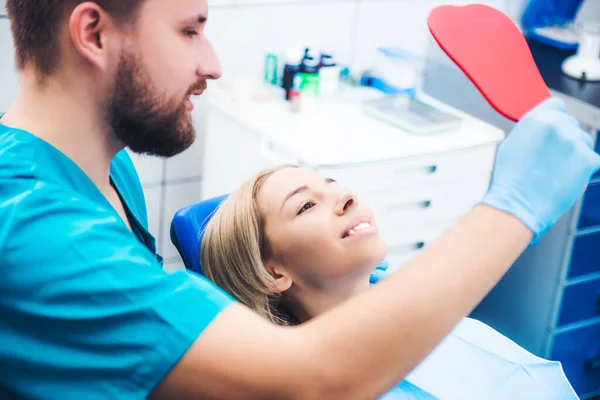 Girl and dentist looking into mirror — Stock Photo, Image