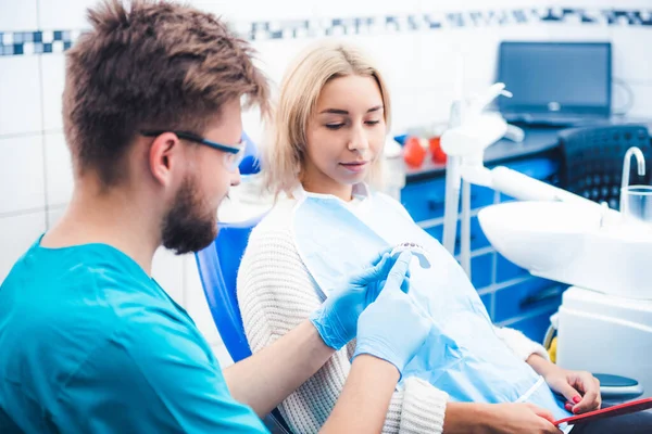 Dentista com modelo de dentes — Fotografia de Stock