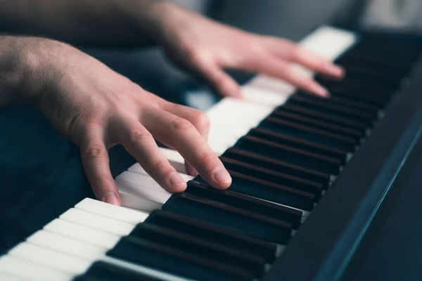 Homem tocando piano — Fotografia de Stock