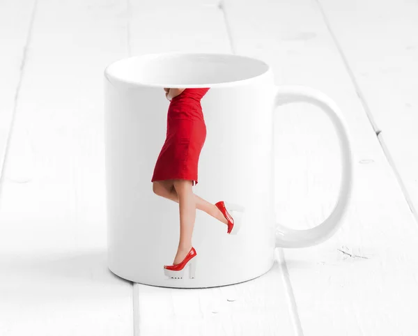 Keramische Tasse steht auf weißen Brettern — Stockfoto