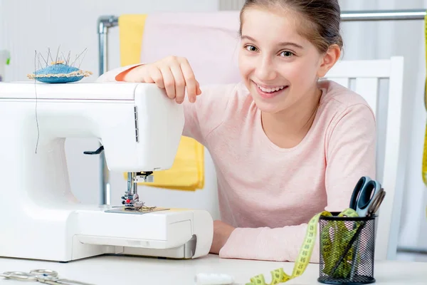 Tailor girl working with sewing machine — Stock Photo, Image