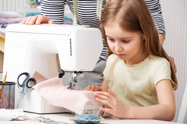 Dívka pracující se šicími stroji — Stock fotografie