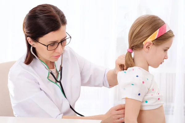 Arzt hört Mädchen mit Stethoskop zu — Stockfoto