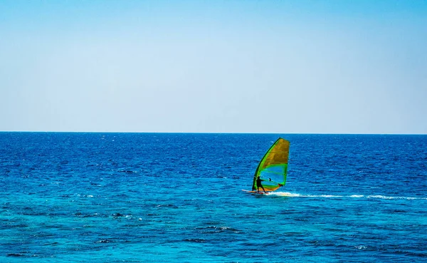 Windsurfers navegando em mar azul aberto — Fotografia de Stock