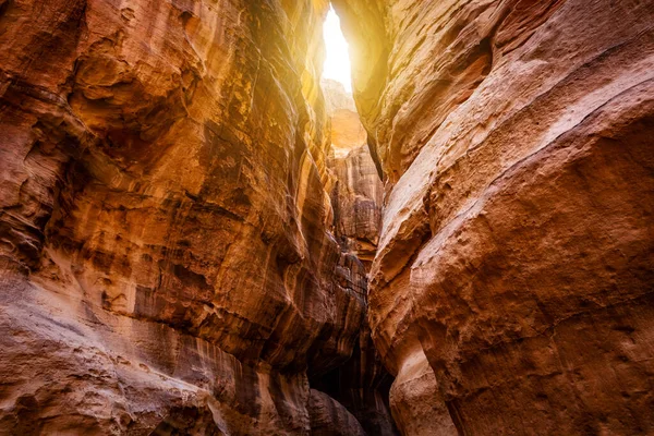 Verouderde rotsen in de canyon — Stockfoto