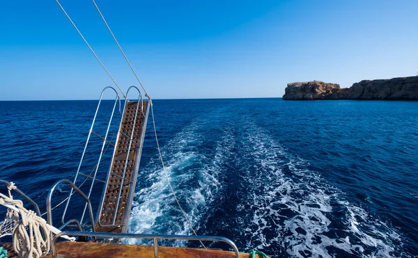 Boot allein im Meer — Stockfoto