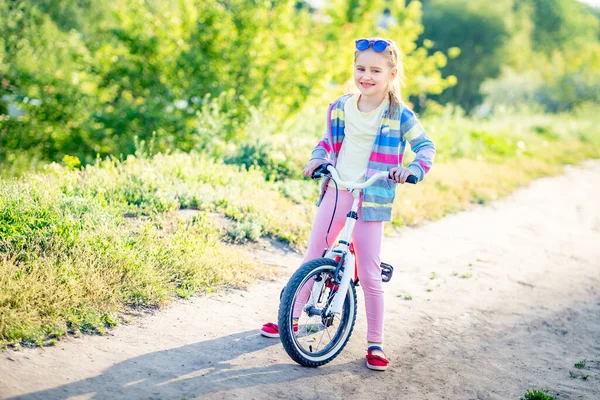 Menina com bicicleta — Fotografia de Stock