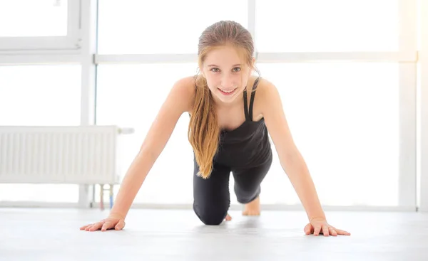 Menina bonita fazendo exercícios — Fotografia de Stock