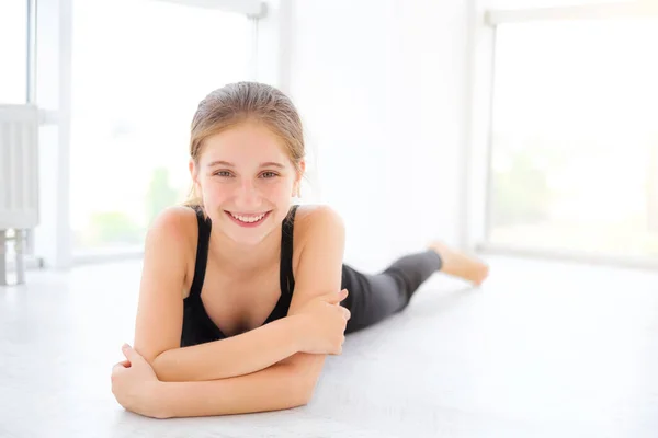 Ragazza adolescente carina sdraiata su un pavimento — Foto Stock