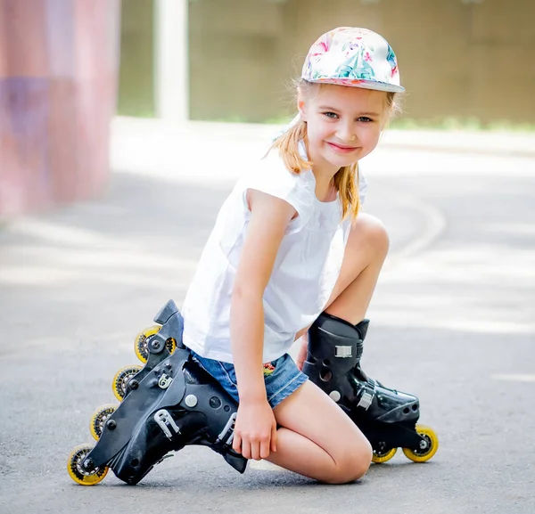 Κορίτσι με πατίνια — Φωτογραφία Αρχείου