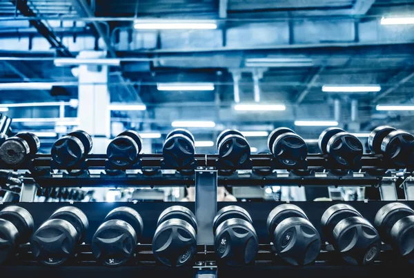 Rows with a set of dumbbells — Stock Photo, Image