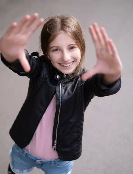 Menina mostrando quadro com as mãos — Fotografia de Stock