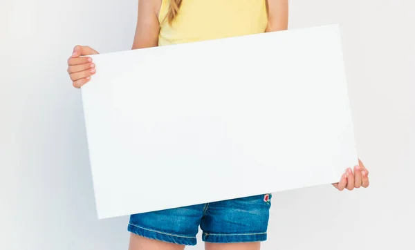 Corpo feminino segurando papel branco — Fotografia de Stock