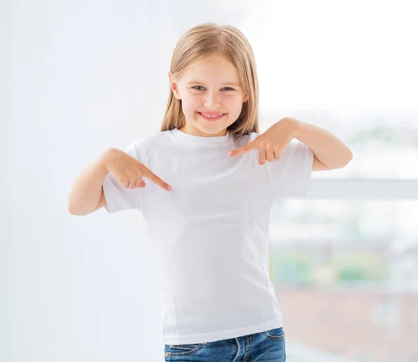 Niña en camiseta simplemente blanca — Foto de Stock