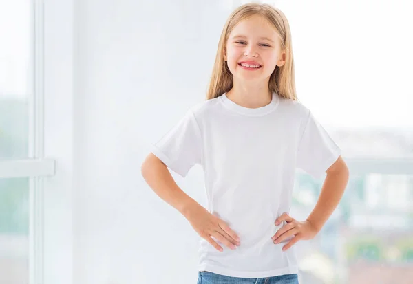 Liten flicka i ny vit t-shirt — Stockfoto