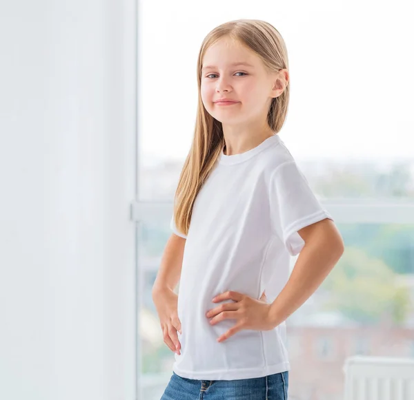Fetiță în haine albe noi — Fotografie, imagine de stoc