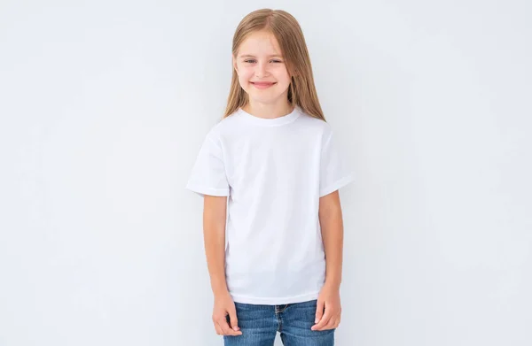 Niña en camiseta blanca en blanco, aislada — Foto de Stock