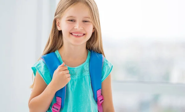 Klein meisje klaar om naar school te gaan met rugzak — Stockfoto