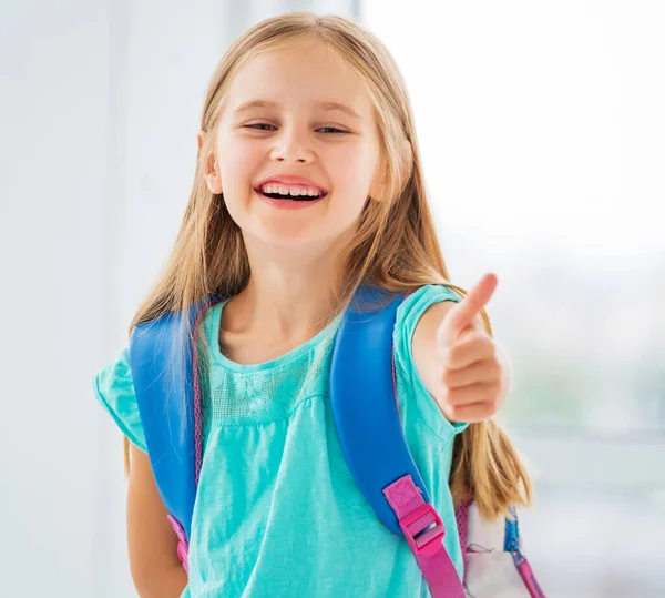 Schattig meisje met duimen omhoog — Stockfoto