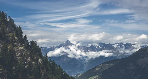 Blue sky and high rocks — Stock Photo, Image