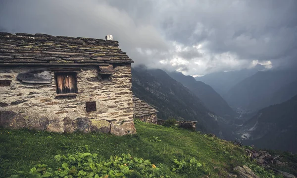 Casa olhando para baixo no vale alpino — Fotografia de Stock