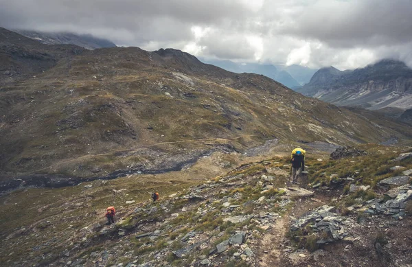 Wandelen toeristen hoog in de bergen — Stockfoto