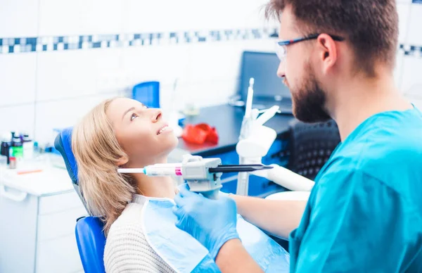 Dentista tratar chica — Foto de Stock