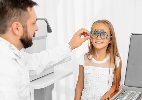 Doctor holding eye equipment — Stock Photo, Image