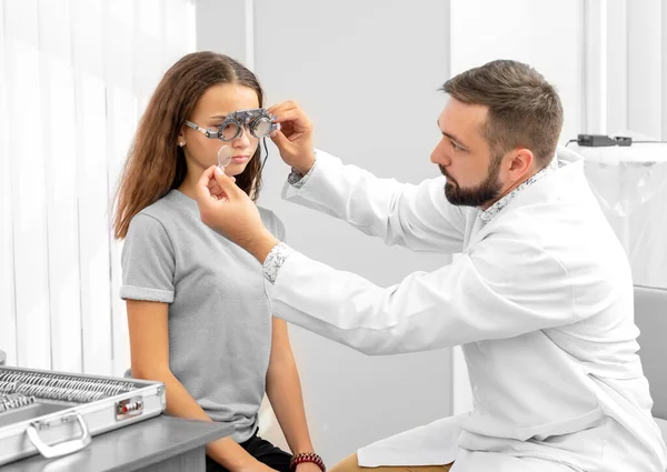 Médico segurando equipamento ocular — Fotografia de Stock