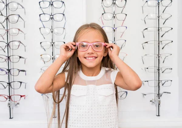 Little girl holding glasses — Stock Photo, Image