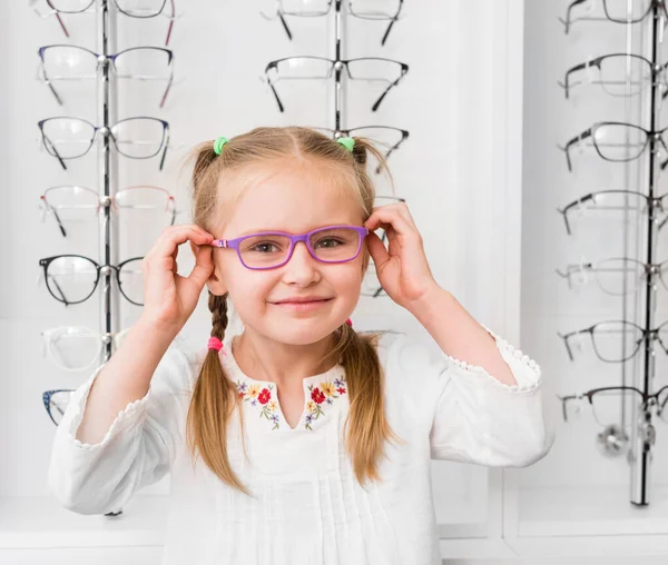 Niña sosteniendo gafas — Foto de Stock