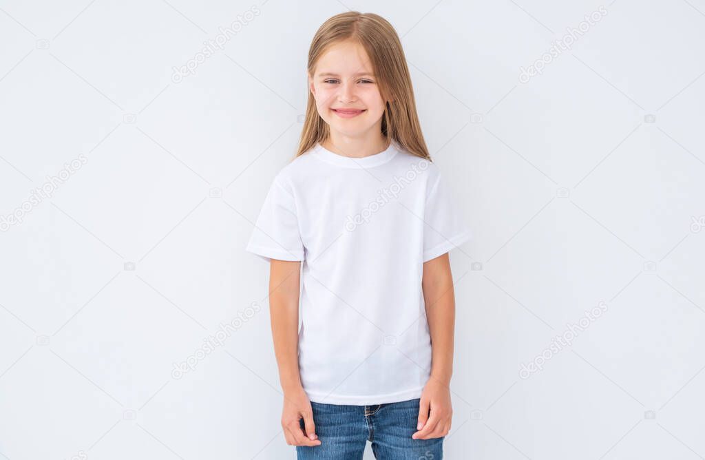 Fotos de Niña en camiseta blanca en blanco, aislada - Imagen de © GekaSkr  #382498314