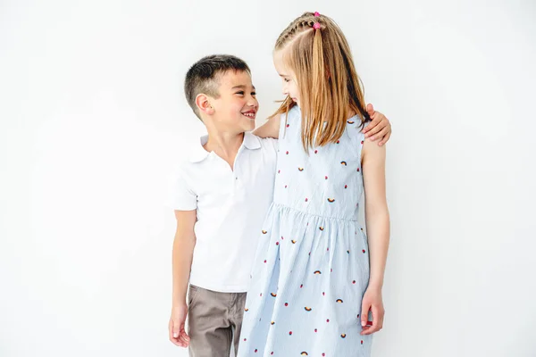 Усміхнений хлопчик і дівчинка діти обіймаються — стокове фото