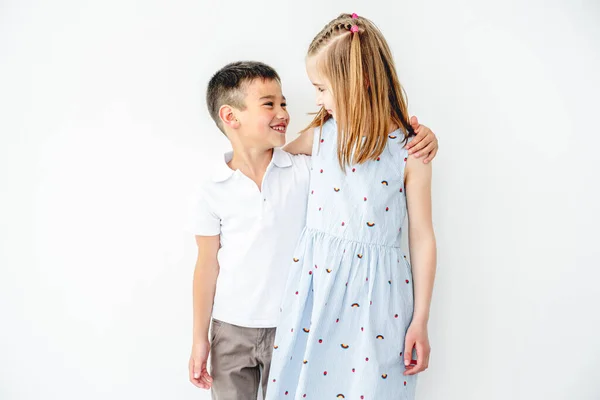 Sorrindo menino e menina crianças abraçando — Fotografia de Stock