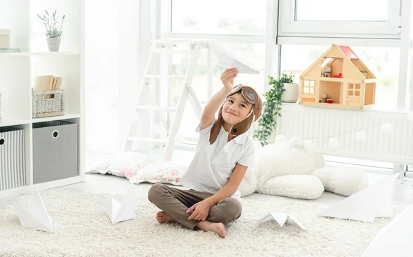 Šťastný chlapec létající papírové letadlo — Stock fotografie